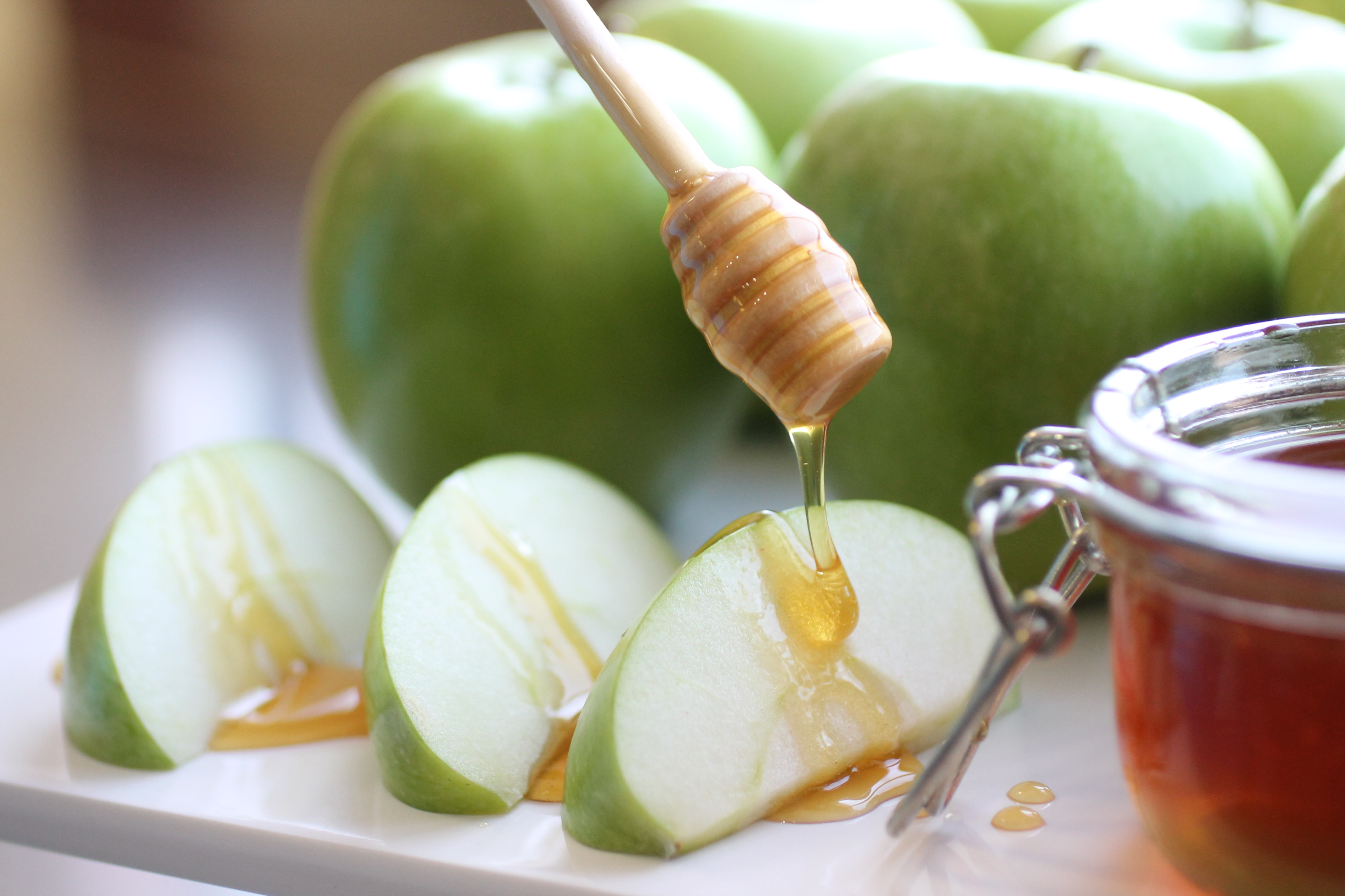 Rosh Hashanah apples dipped in honey